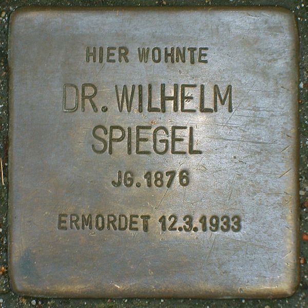 Datei:600px-Stolperstein Wilhelm Spiegel.JPG