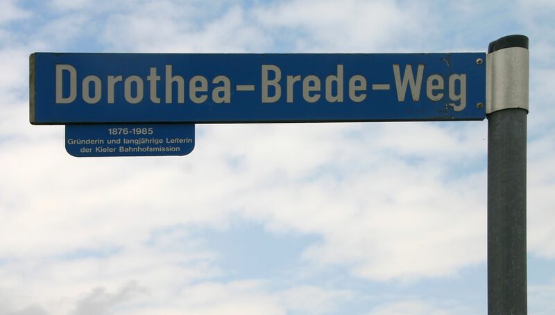 Datei:Dorothea-Brede-Weg Straßenschild mit Hinweis.jpg