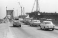 Neben der Prinz-Heinrich-Brücke (li.) entsteht der Rohbau der Olympiabrücke (re.), 1971