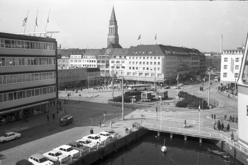 Datei:Holstenbrücke aus Gondelbahn März 1974.jpg
