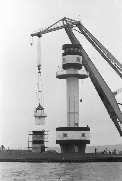 Datei:Demontage Leuchtturm Friedrichsort März 1973.jpg