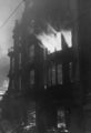 Das brennende Continental-Hotel nach dem Bombenangriff, 1944