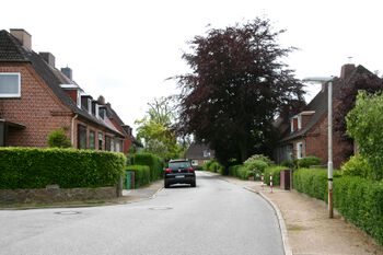 Raisdorfer Straße, Blick von der Dobersdorfer Straße zur Neumühlener Straße
