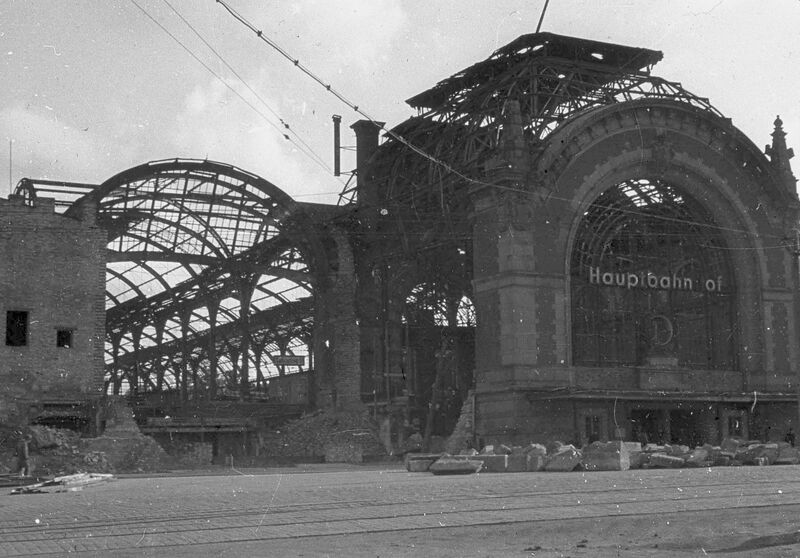 Datei:Ruine Hauptbahnhof 1945-49.jpg