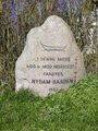 Gedenkstein 400 m südöstlich der Fundstelle des Nydamboots im Nydam-Moor auf der dänischen Halbinsel Sundeved