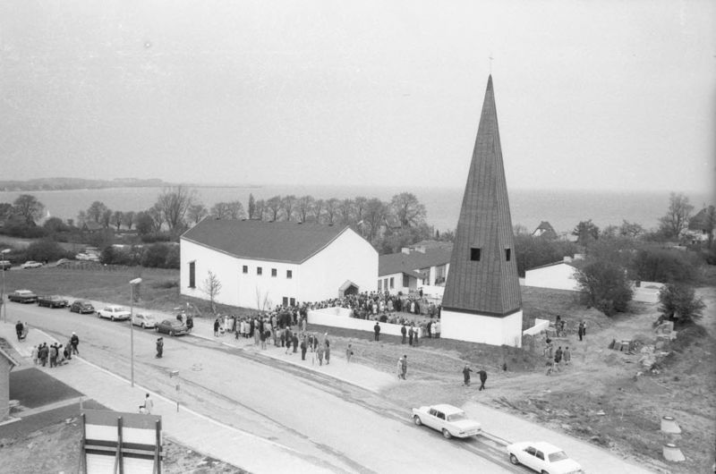 Datei:Dietrich-Bonhoeffer-Kirche 1969.jpg