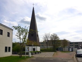 Ankerplatz mit Dietrich-Bonhoeffer-Kirche und Ladenzeile im Hintergrund