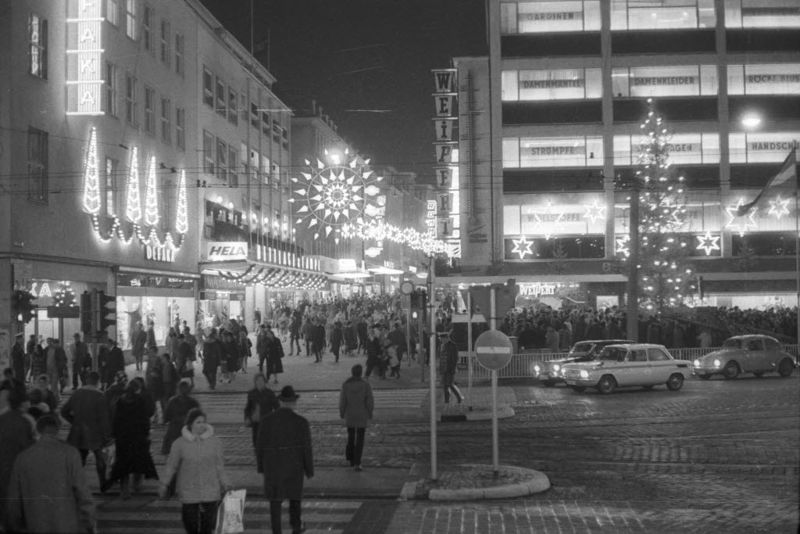 Datei:Holstenstraße Weihnachtsdekoration 1971.jpg
