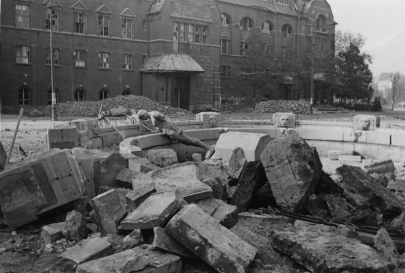 Datei:Schwertträgerbrunnen zerstört 19 Mai 1944.jpg