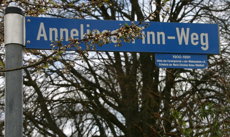 Datei:Anneliese-Pinn-Weg Straßenschild mit Hinweis.jpg
