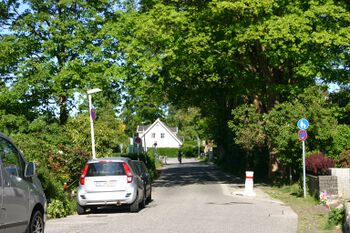 Fettberg; Fußgängerfurt zwischen Schule und Sportplatz; Blick zum Kuhlacker