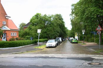 Schleswiger Straße; Blick vom Wulfsbrook, links das Portal der Michaeliskirche