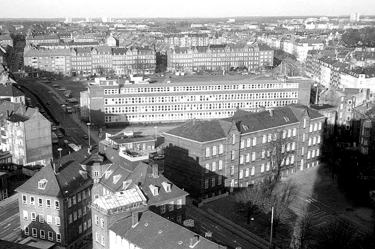 Datei:Luftbild Arbeitsamt Wilhelmplatz Sig 68674.png