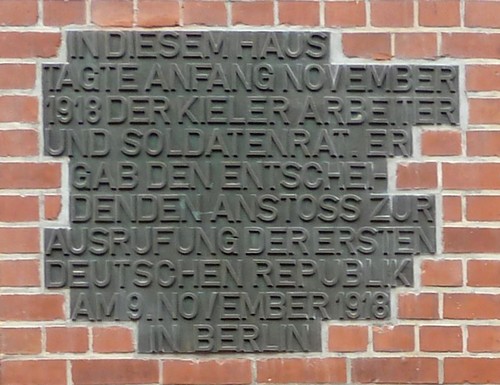 Datei:Tafel am Kieler Gewerkschaftshaus skw.jpg