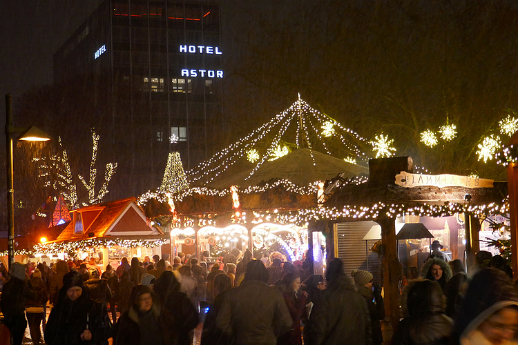 Datei:Kieler Weihnachtsmarkt 2017 im Regen3.png