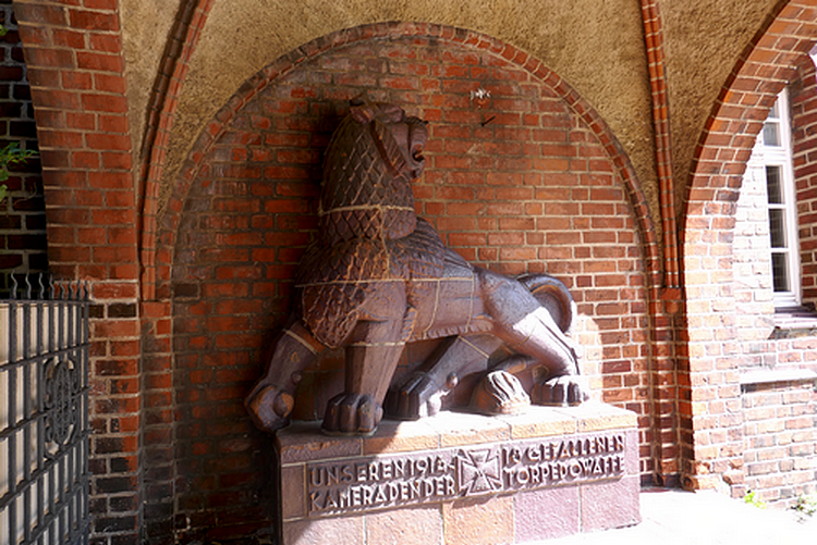 Datei:Petruskirche Denkmal Gefallene der Torpedowaffe.png