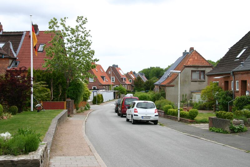 Datei:Neumühlener Straße nach Osten von der Rosenfelder Straße.JPG