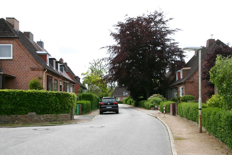 Datei:Raisdorfer Straße von Dobersdorfer Straße zur Neumühlener Straße.JPG