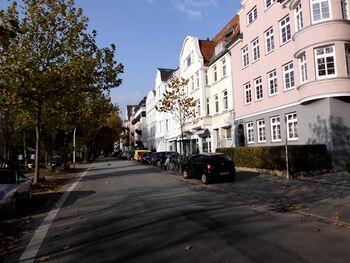 Häuserzeile in der Kanalstraße, zwischen Schleuseninsel und Schwester-Therese-Straße.