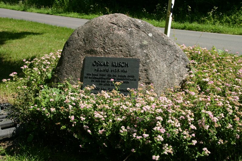 Datei:Oskar-Kusch-Straße Gedenkstein.JPG