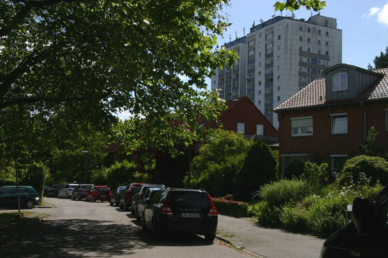 Datei:Robert-Koch-Straße mit Hochhaus.jpg