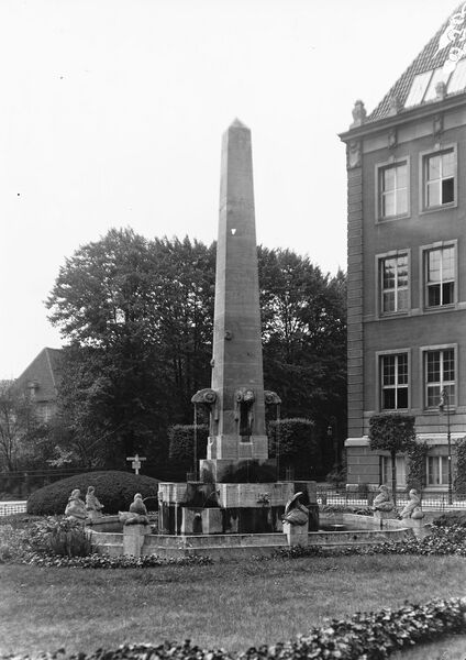 Datei:Schafskopfbrunnen um 1930 Sign-Nr 58473.jpg