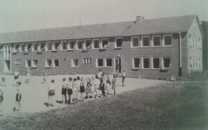 GS suchsdorf pausenhof 1950er.jpg