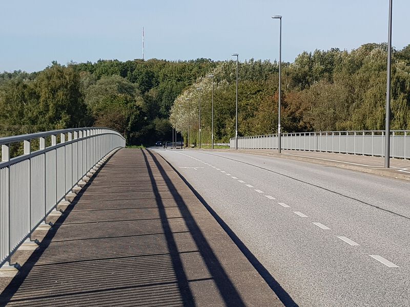 Datei:Uhlenkrogbrücke Richtung Hofholzallee.jpg