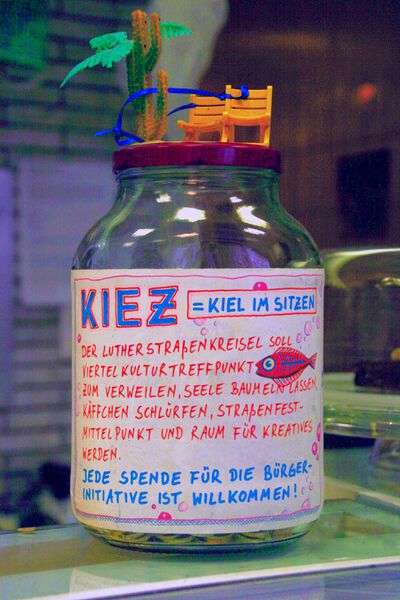 Datei:Spendenglas Kiel im Sitzen.JPG