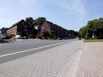 Die Röntgenstraße in Richtung Ostring, links der Kirchenweg
