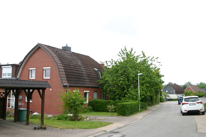 Datei:Kronsburger Straße zum Kieler Kamp Spitztonnendächer.JPG