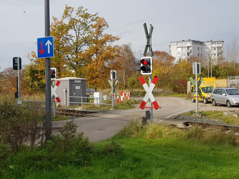 Datei:Rehsenweg Bahnkreuzung.jpg