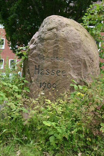 Gedenkstein zur Eingemeindung Hassees auf dem Schmuckplatz
