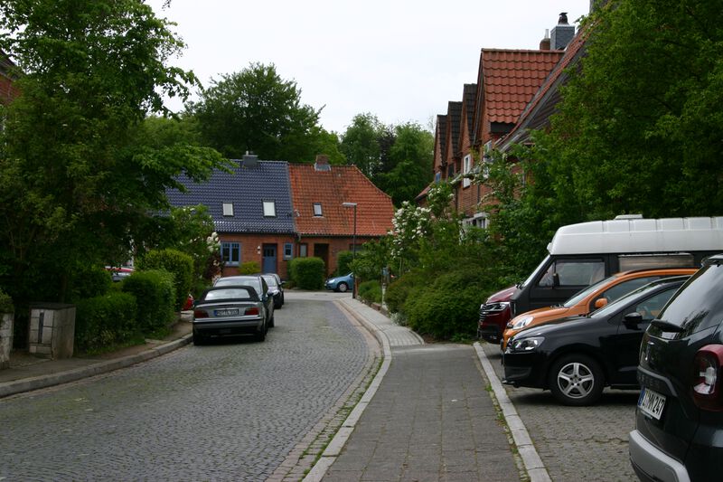 Datei:Rosenfelder Straße von Dobersdorfer Straße zur Neumühlener Straße.JPG