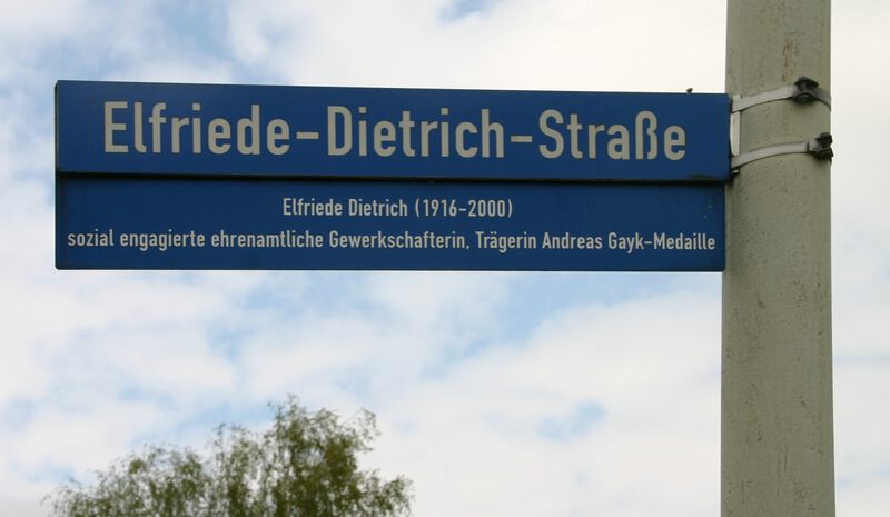 Datei:Elfriede-Dietrich-Straße Straßenschild mit Hinweis.jpg