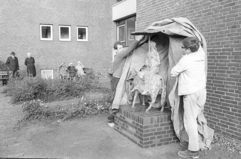 Datei:Enthüllung Frau mit Esel Okt 1968.jpg