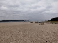Der Strand in südlicher Richtung. Im Hintergrund der Friedrichsorter Leuchtturm