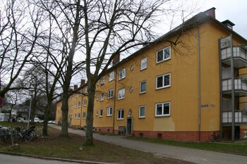 Blick auf alle vier Häuser der Ziethenstraße von der Graf-Spee-Straße aus