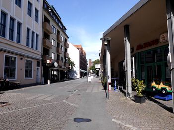Die Schloßstraße; im Hintergrund das Kieler Schloss