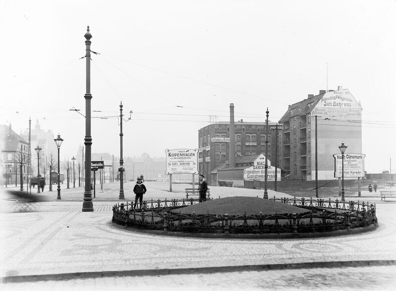 Datei:Bahnhofsplatz Sign-Nr 85462.jpg