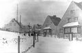 Straße Finkelberg im Winter (um 1930). Im Hintergrund einer der beiden Sendermasten