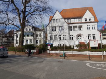 Klaus-Groth-Platz 1, Standort des ehemaligen Wohnhauses von Klaus Groth