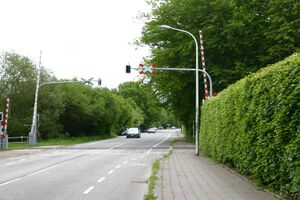 Wehdenweg von Neumühlener Straße zum Bahnübergang.JPG