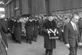 Trauerfeier für Adolf Westphal am 15.3.1971 in der Schiffbauhalle 6 der Werft mit den Werftarbeitern und etwa 2.000 Gästen aus aller Welt