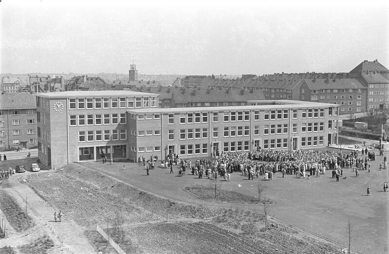 Datei:Hans-Christian-Andersen-Schule Einweihung 13 Mai 1958 Sign-Nr 14633.jpg