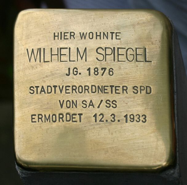 Datei:Stolperstein Wilhelm Spiegel erneuert.jpg