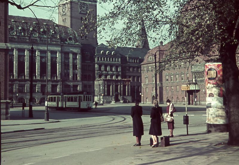 Datei:Rathausplatz 1941.jpg