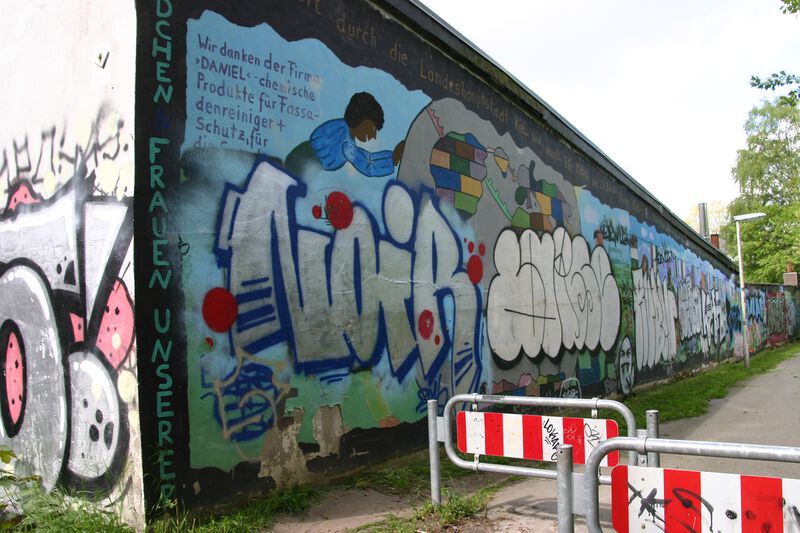 Datei:Mühlenteich Graffiti.JPG