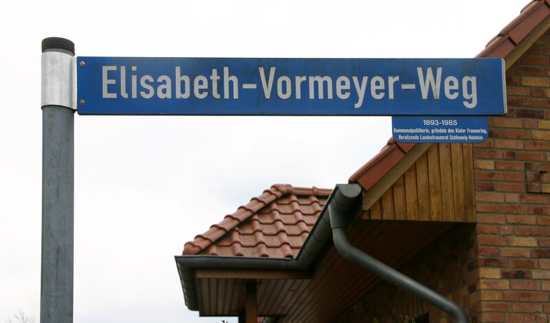Datei:Elisabeth-Vormeyer-Weg Straßenschild mit Hinweis.jpg