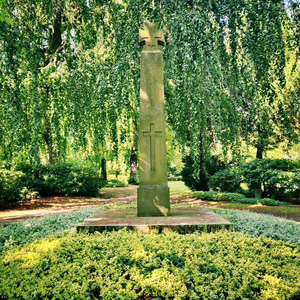 Datei:Friedhof Holtenau 2021 Obelisk.jpeg